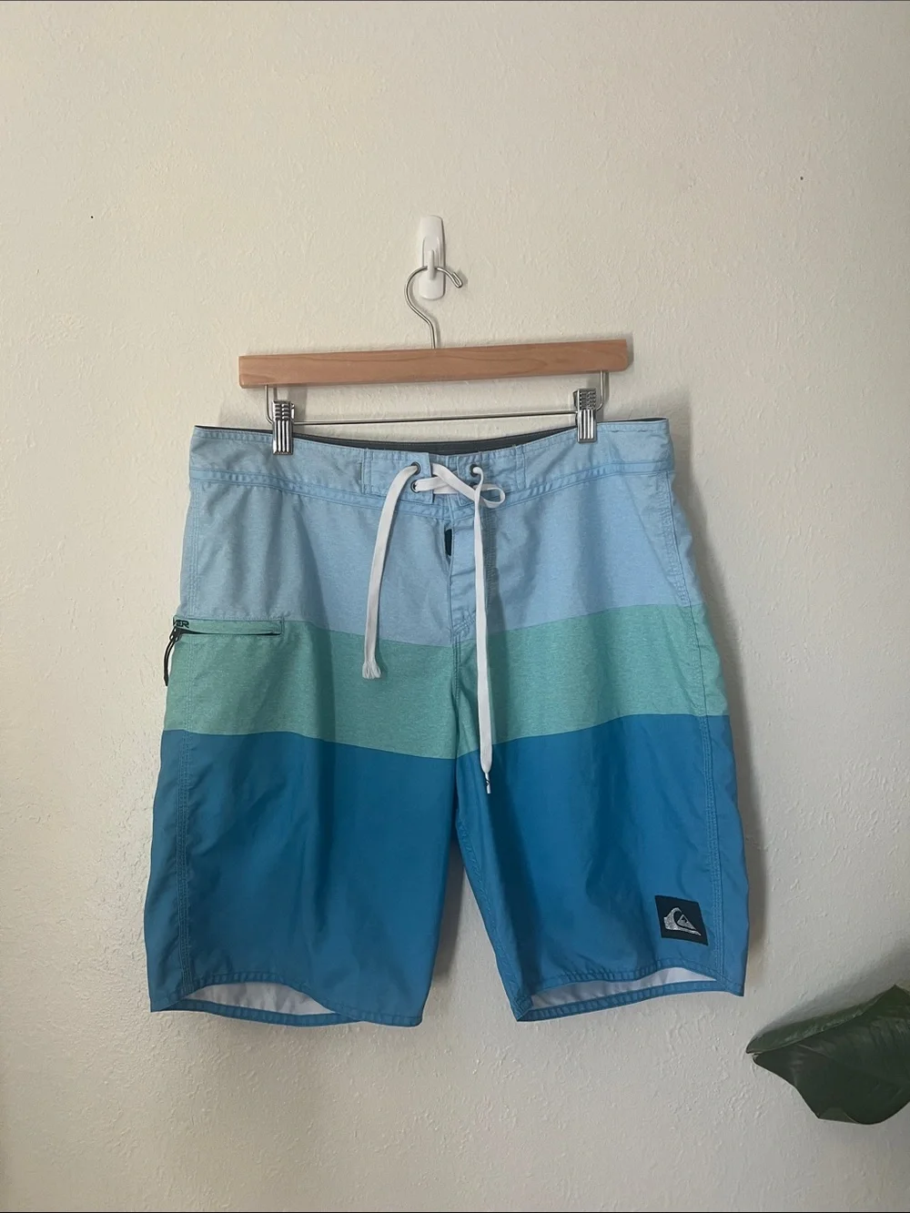 Quiksilver Men's Light Blue Seafoam Teal Colorblock Boardshorts. Beach, surf